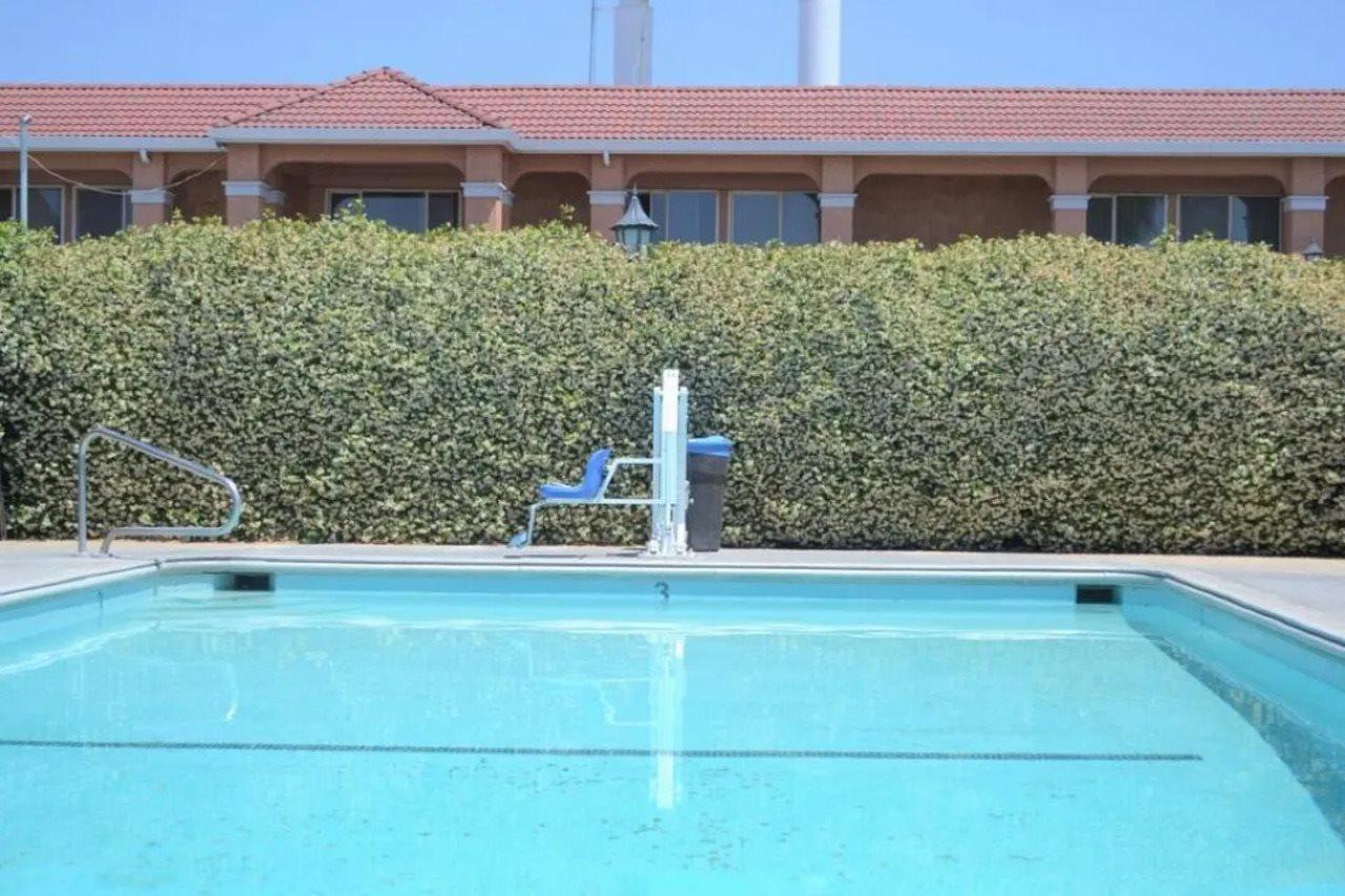 Merced Inn & Suites Buitenkant foto