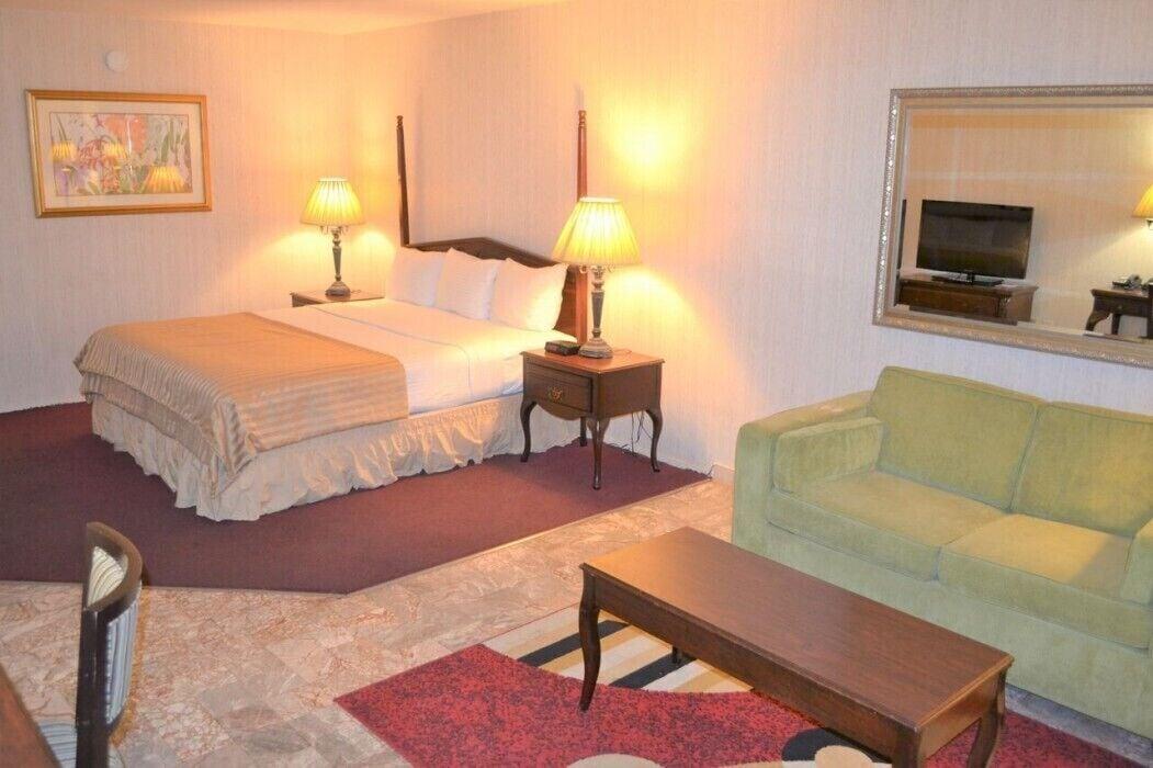 Merced Inn & Suites Buitenkant foto