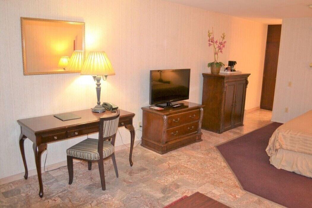 Merced Inn & Suites Buitenkant foto