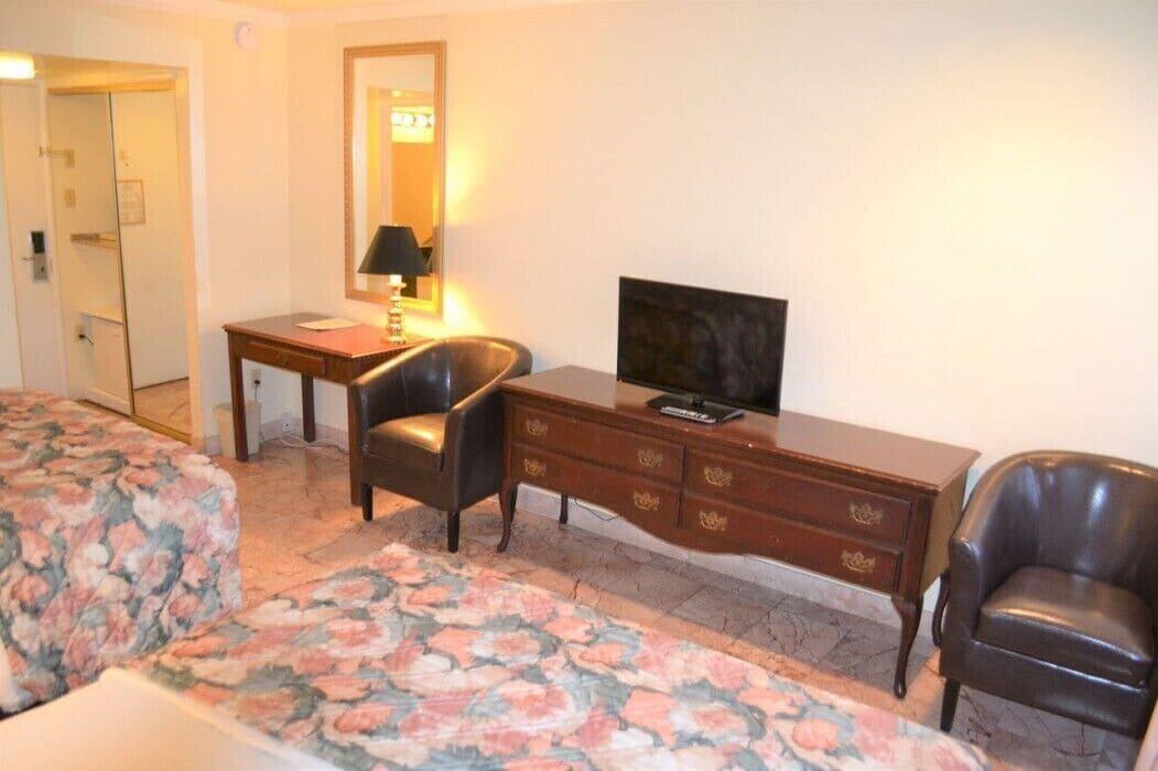 Merced Inn & Suites Buitenkant foto
